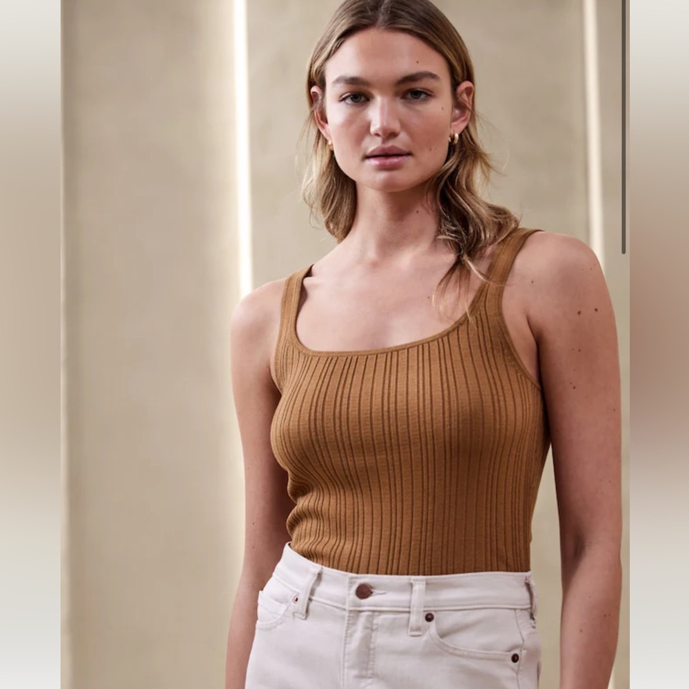 BANANA REPUBLIC TAILORED TANK TOP